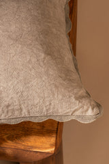 Coussin 50x50 cm à bord festonné, couleur vison