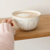 Tasse fleurs gravées