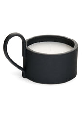 Bougie dans une tasse de porcelaine noire
