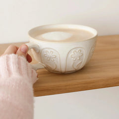 Tasse fleurs gravées